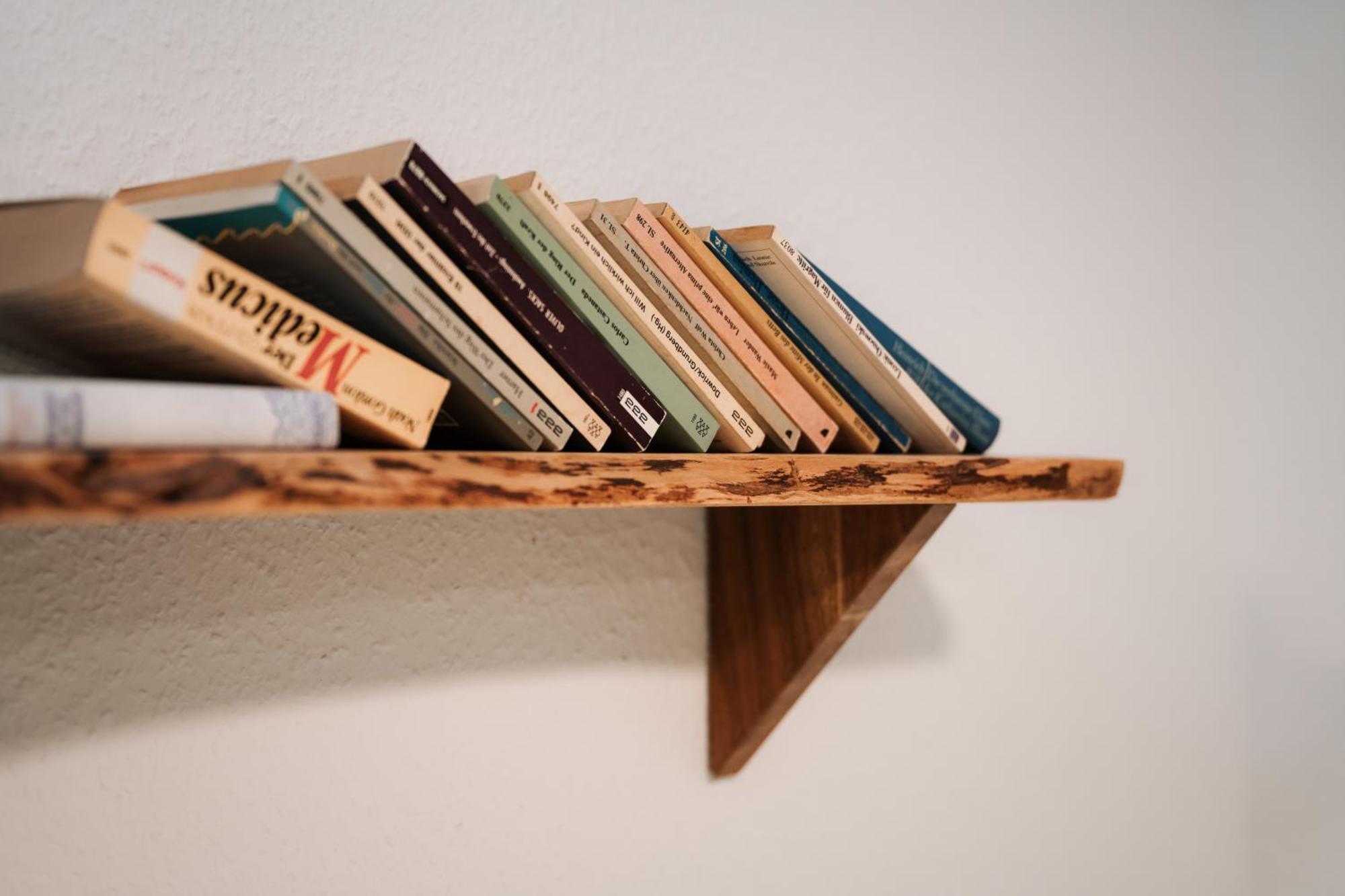 Hostel MHG Exterior foto Books on a shelf
